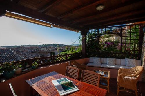 a balcony with a table and chairs and a couch at Galathee Sea View in Puntaldia