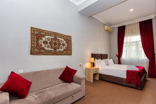 une chambre d'hôtel avec un lit et un canapé dans l'établissement Nizami Boutique by La Casa, à Baku