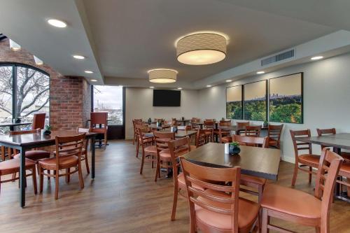 Ein Restaurant oder anderes Speiselokal in der Unterkunft Pear Tree Inn St. Louis - Arnold 