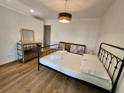 una camera con un letto e uno specchio di Casa Chioso- Petit coin de paradis à Sisco a Sisco