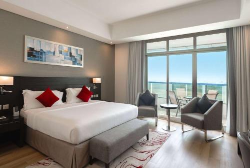Cama ou camas em um quarto em Ramada by Wyndham Dubai Barsha Heights