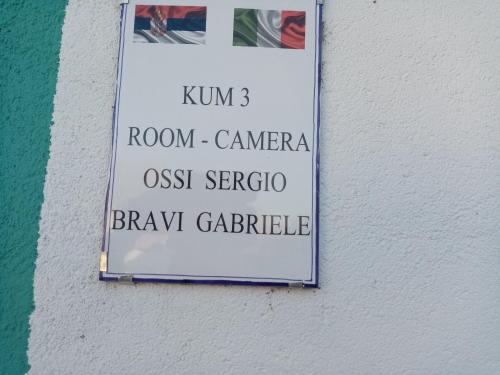 ein Schild an der Seite eines Gebäudes in der Unterkunft Acke Kum 3 in Žitorađa