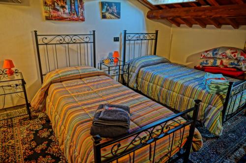 two beds sitting next to each other in a bedroom at Casa Stefy in Montagnana