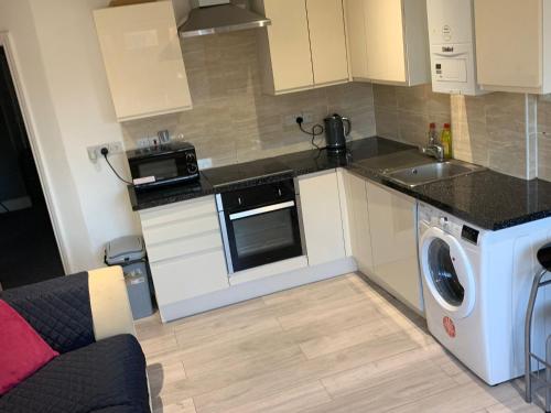 Kuchyň nebo kuchyňský kout v ubytování R J 2 bedroom apartment