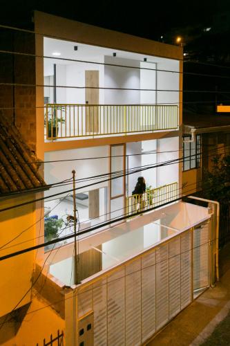 een gebouw met een balkon met een wastafel erop bij Hermoso departamento piso 1 in Loja