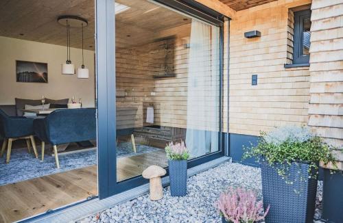 une porte coulissante en verre d'une maison avec une terrasse. dans l'établissement Apartment Aurelian, à Vandans