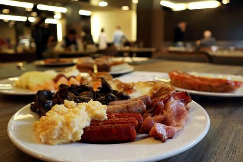 Comida en o cerca de este hotel