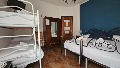 - une chambre avec deux lits superposés et une chambre avec un miroir dans l'établissement City View Pescara B&B, à Pescara