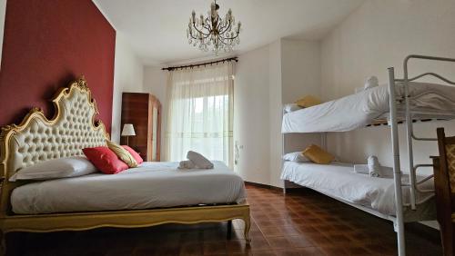 um quarto com 2 beliches e um lustre em City View Pescara B&B em Pescara