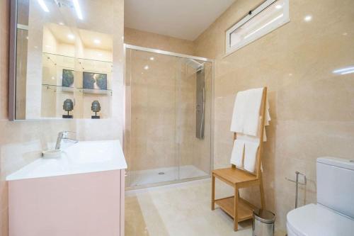 ein Bad mit einem Waschbecken, einer Dusche und einem WC in der Unterkunft Lisbon Lapa Flat w/ Patio in Lissabon