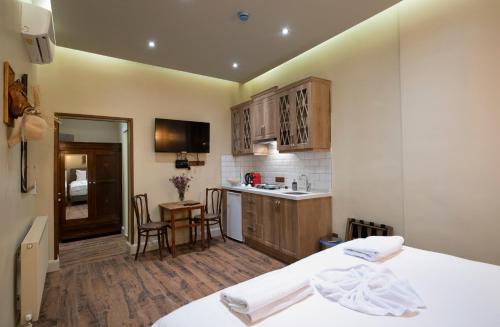 Zimmer mit einem Bett und einer Küche mit einem Tisch in der Unterkunft Level Suites - 203 in Istanbul
