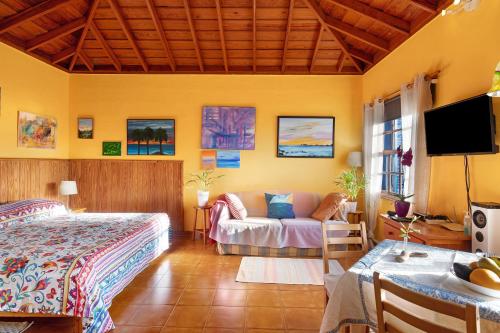 Breña的住宿－Casa La Panacea，一间卧室配有一张床和一张沙发