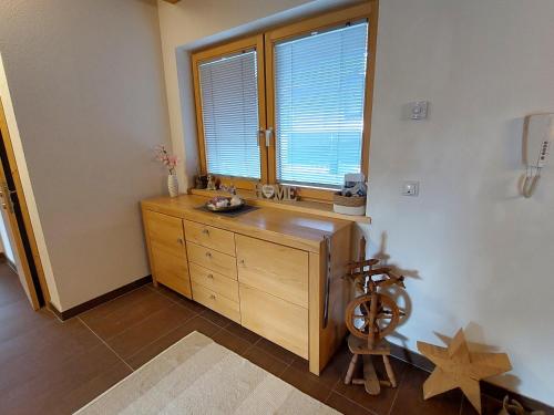 Zimmer mit einem Holzschreibtisch und einem Fenster in der Unterkunft Ferienwohnung am Arzberg in Schwaz