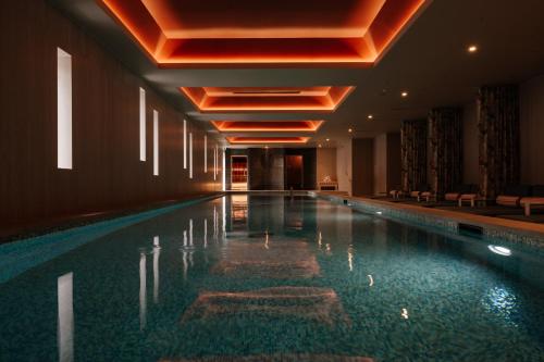 una piscina in un hotel con soffitto di The Nici a Bournemouth