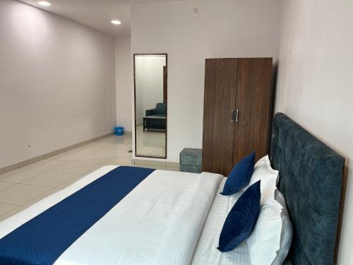 Postel nebo postele na pokoji v ubytování Hotel Surya Inn
