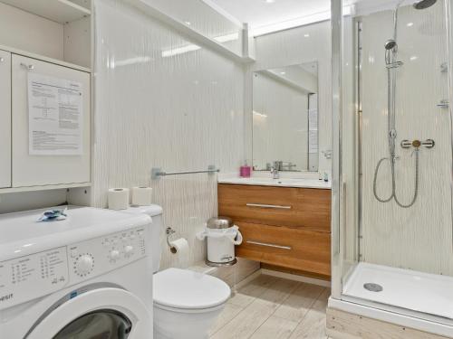 uma casa de banho com uma máquina de lavar roupa e um chuveiro em 3 bed Cottage in the Heart of Ulverston em Ulverston