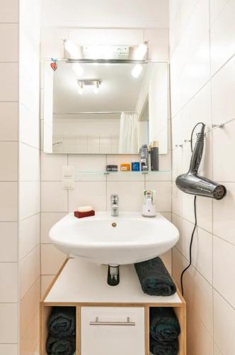 a bathroom with a sink and a mirror at Willkommen in München nahe Zentrum und Oktoberfest in Munich