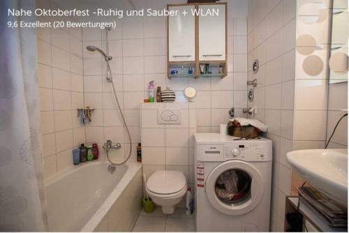 een badkamer met een wasmachine en een bad bij Willkommen in München nahe Zentrum und Oktoberfest in München