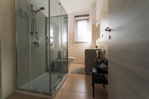 bagno con doccia in vetro e servizi igienici di Grey's Apartment a Catania