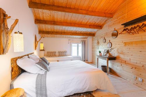 Postel nebo postele na pokoji v ubytování Gîte La Muscardine avec Spa