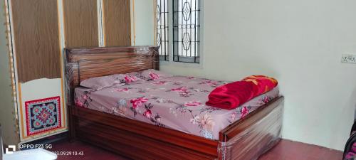 1 dormitorio con 1 cama con sábanas rosas en Hills homestay yercaud, en Yercaud