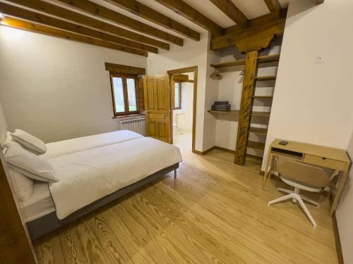 CabañesにあるPosada Cabañesのベッドルーム1室(ベッド1台、デスク、椅子付)