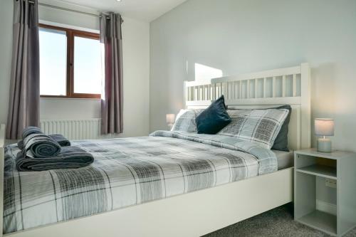 Habitación blanca con cama y ventana en 3 bed house, quiet location close to Bangor, en Bangor