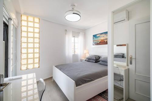 En eller flere senge i et værelse på Luxury Villa - Large Private Pool - Cabo Roig Strip