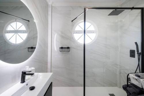 Et badeværelse på Luxury Villa - Large Private Pool - Cabo Roig Strip