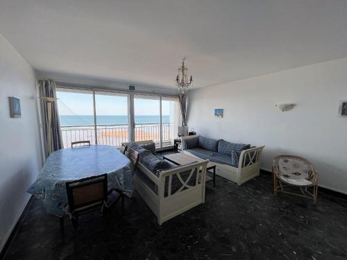 un salon avec un canapé et une table dans l'établissement Appartement T3 avec balcon et parking, à deux pas de la plage - FR-1-197-182, à Les Sables-dʼOlonne