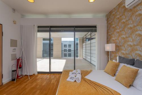 ein Schlafzimmer mit einem Bett mit zwei Paar Schuhen darauf in der Unterkunft BeGuest Benfica Modern Flat in Lissabon