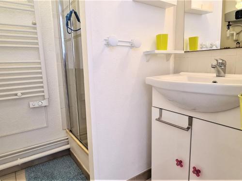 バニュルス・シュル・メールにあるAppartement Banyuls-sur-Mer, 2 pièces, 4 personnes - FR-1-309-2のバスルーム(シンク、シャワー付)