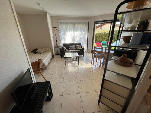 - un salon avec un canapé et une table dans l'établissement Charmant T1 bis à Arcachon, 300m Plage de Pereire, Terrasse et Jardinet - FR-1-319-59, à Arcachon