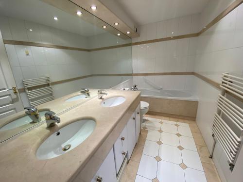 une salle de bain avec deux lavabos et une baignoire dans l'établissement Appartement T3 Centre-ville Arcachon, Terrasse, Parking, WIFI - FR-1-374-71, à Arcachon