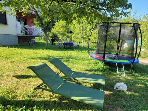 una silla y una cama elástica en un patio en Green, en Andrijevica