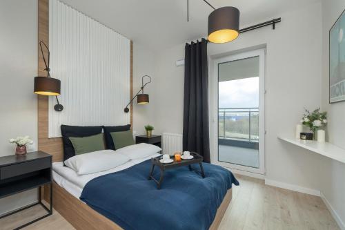 1 dormitorio con 1 cama con manta azul en Exclusive Apartment Rzeszów by Renters, en Rzeszów