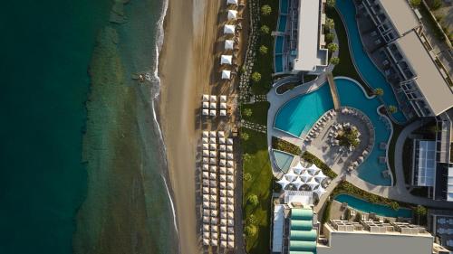 eine Aussicht über den Strand und das Meer in der Unterkunft Amira Luxury Resort & Spa - Adults Only in Adelianos Kampos