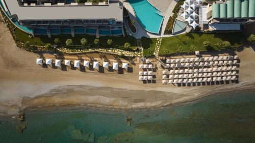 een uitzicht over een strand met gebouwen en het water bij Amira Luxury Resort & Spa - Adults Only in Adelianos Kampos