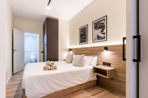 En eller flere senge i et værelse på Exclusive Apartments Barcelona 4 personas St Pere