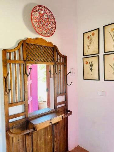 a room with a window and a plate on the wall at Villa Lavanda by Época Suites in El Castillo de las Guardas