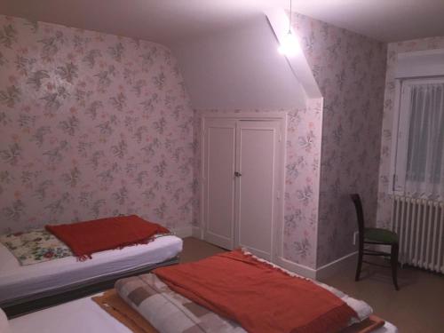 ル・モンドールにあるAppartement Mont-Dore, 2 pièces, 3 personnes - FR-1-415-29のベッド2台と椅子が備わる小さな客室です。