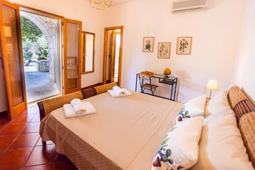- une chambre avec un lit, un canapé et une fenêtre dans l'établissement Villa Trullo Lumise by Villa Plus, à Martina Franca