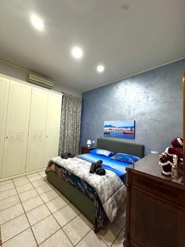 Schlafzimmer mit einem Bett mit blauer Wand in der Unterkunft Don Vincenzo’s House in Neapel