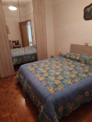 een slaapkamer met 2 bedden en een sprei met bloemen bij Donatella&Thomas in Siror