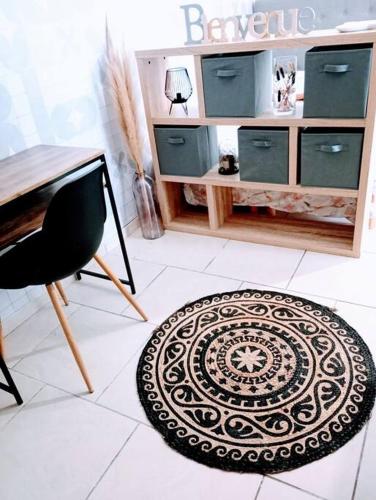 Cette chambre dispose d'un bureau et d'un tapis. dans l'établissement Studio cosy proche gare., à Perpignan