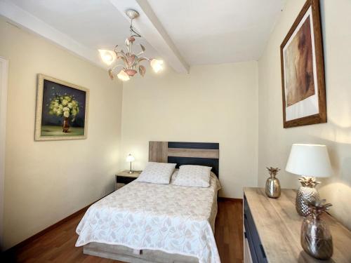 une chambre avec un lit et une table avec une lampe dans l'établissement Bel F2 lumineux avec terrasse privée, à 5 min des Thermes et cœur de ville, animaux acceptés - FR-1-451-37, à Lamalou-les-Bains