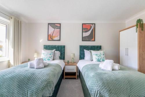 Duas camas individuais num quarto com uma mesa em Breath Taking Sea View 2 bedroom Sleeps 6- Parking em Bournemouth