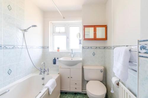 uma casa de banho com um WC, uma banheira e um lavatório. em Breath Taking Sea View 2 bedroom Sleeps 6- Parking em Bournemouth