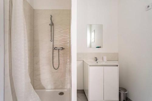 W łazience znajduje się prysznic i umywalka. w obiekcie Les Chalets du Mancel - Chalet Vakiry - 500 m Bouleries Jump , 10 min du circuit des 24h w mieście Parence