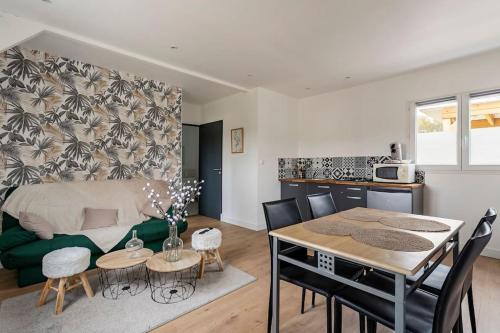 un salon avec un canapé vert et une table dans l'établissement Les Chalets du Mancel - Chalet Vakiry - 500 m Bouleries Jump , 10 min du circuit des 24h, à Parence